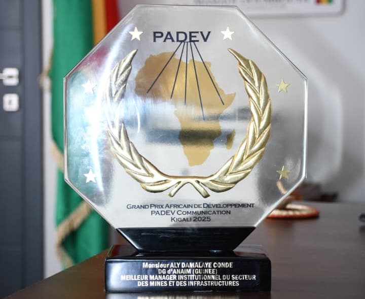 PADEV 2025 : Le DG de l’ANAIM, Aly Damalaye Condé célèbre son trophée de « Meilleur Manager »