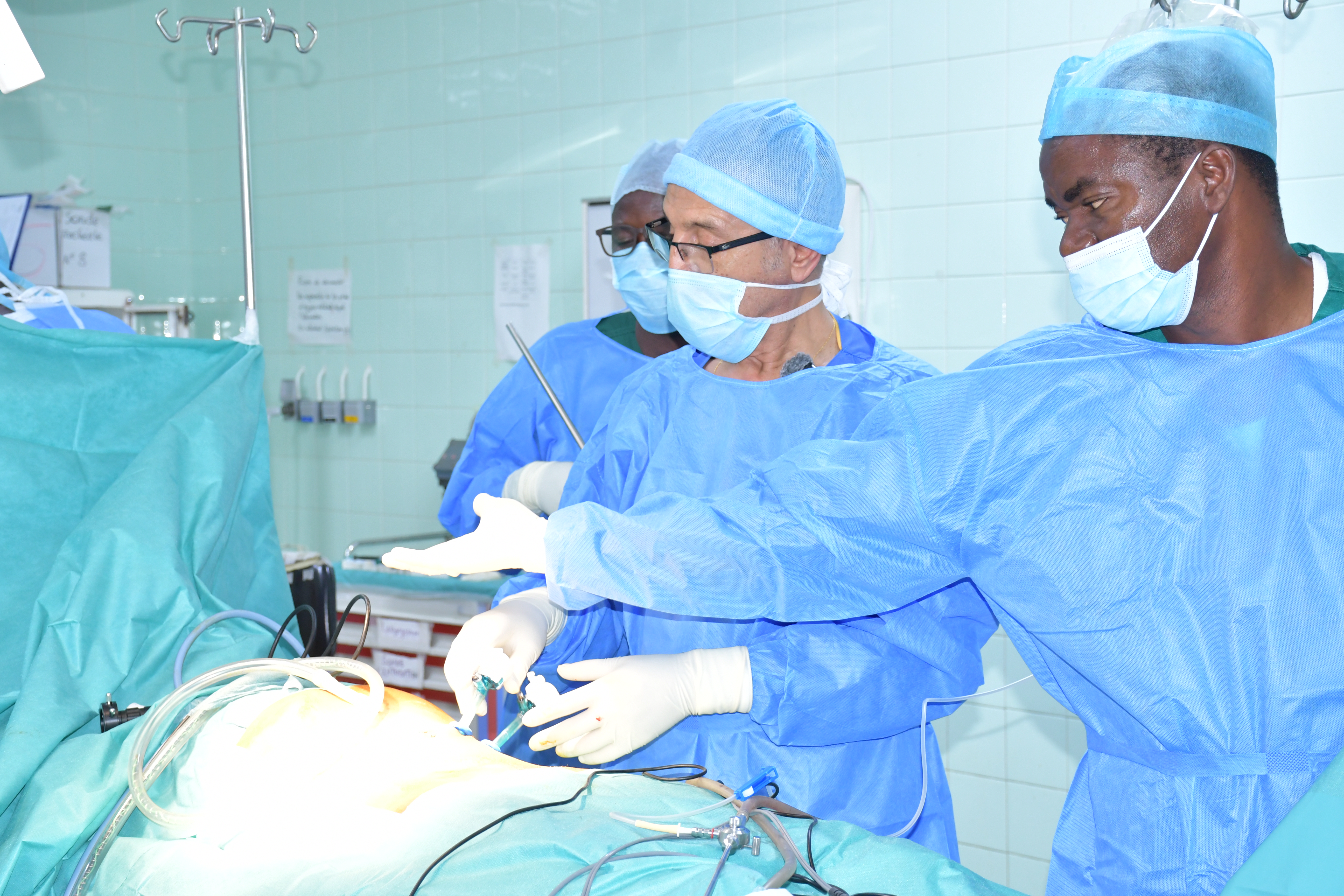 À Kamsar la chirurgie mini-invasive fait évoluer la prise en charge des patients