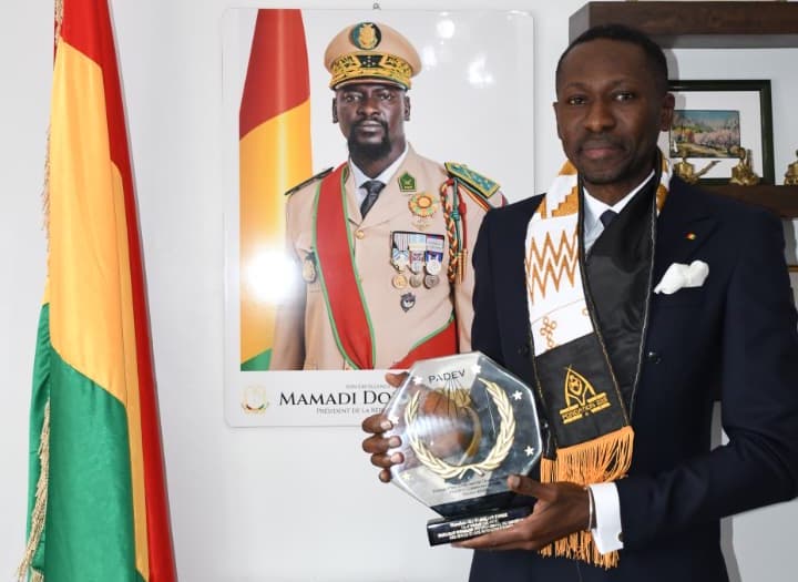 PADEV 2025 : Le DG de l’ANAIM, Aly Damalaye Condé célèbre son trophée de « Meilleur Manager »
